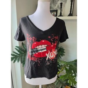 Sisters Womens Black V-Neck‎ Graphic T-Shirt Red Lips XOXO Splatter Size Medium